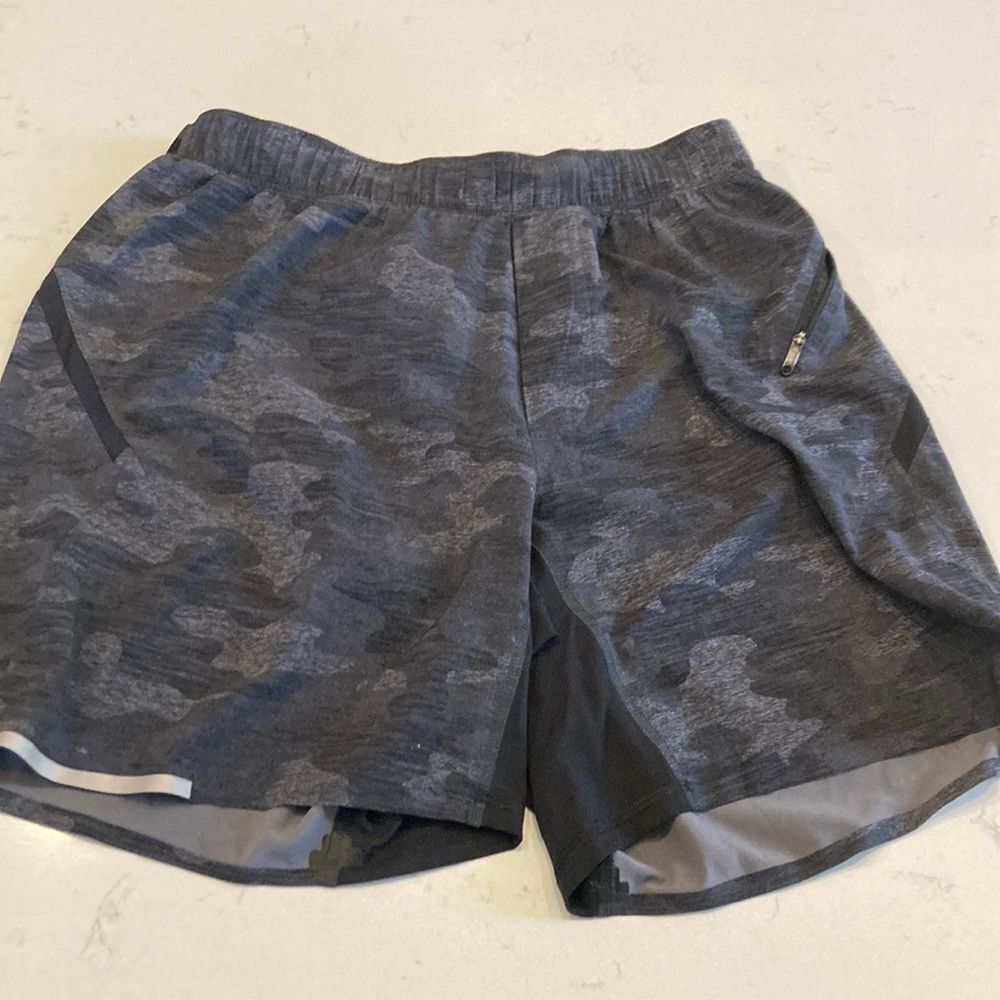 Lululemon black and gray camo pull on athletic running shorts size medium